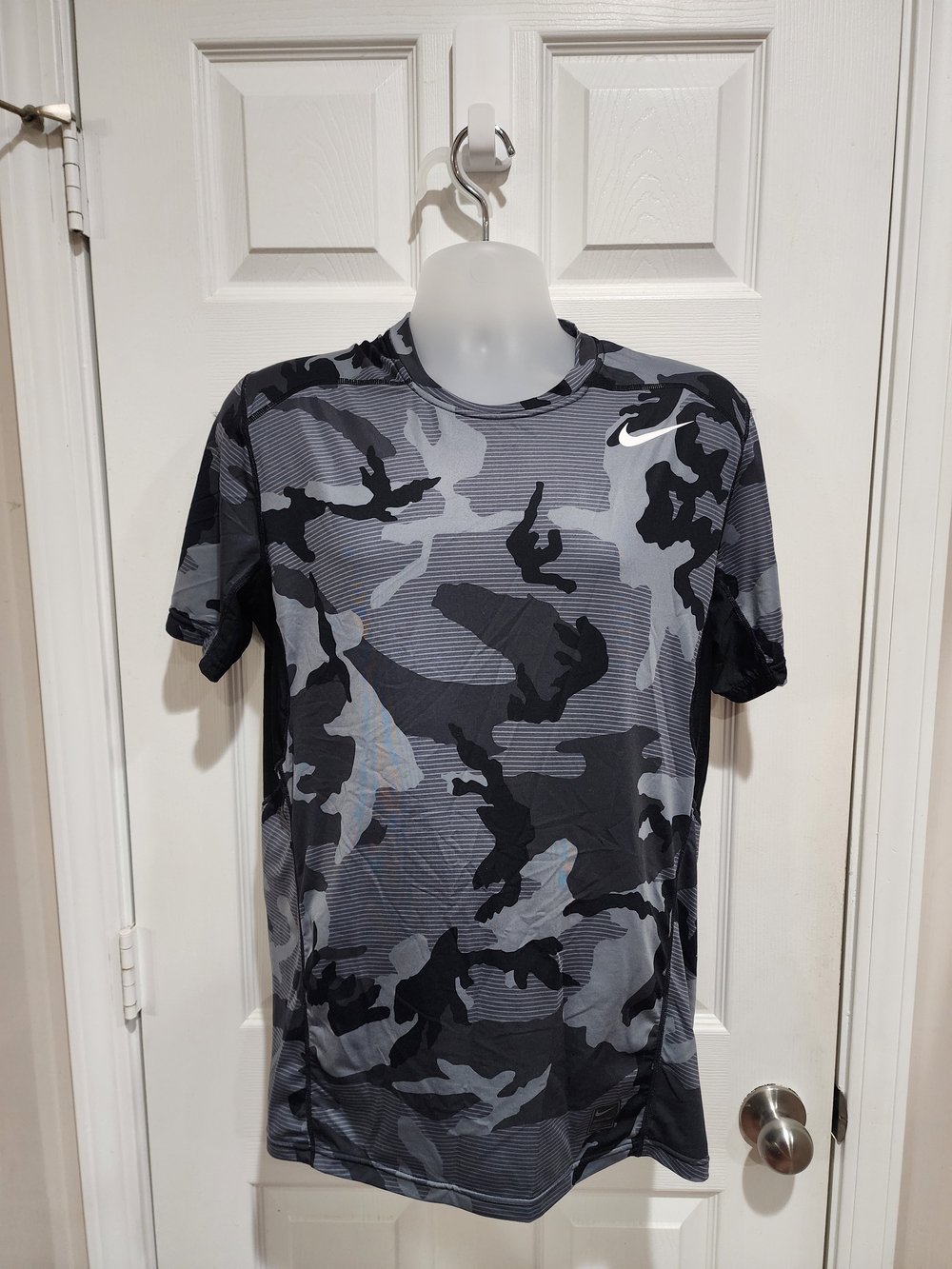 Nike Pro Men’s Large Fitted Dri Fit Grey & Black Camo Short Sleeve T-Shirt